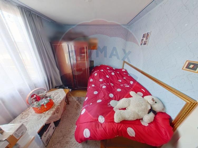 Casă cu 6 camere cu Teren 551 Mp în Vest