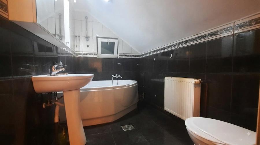 Casă individuală cu 3 camere cu Canalizare în Schei
