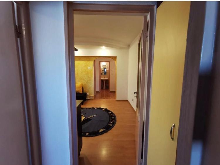 Apartament cu 3 camere semidecomandat, mobilat în Central