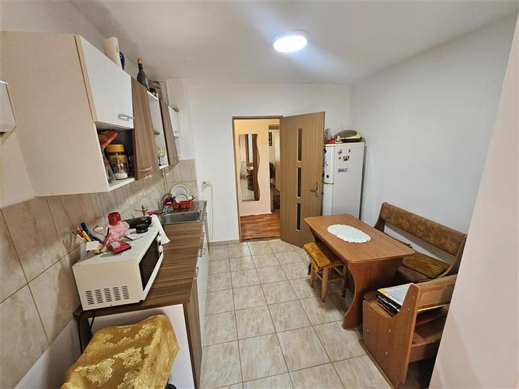 Apartament cu 3 camere decomandat în Micro IV