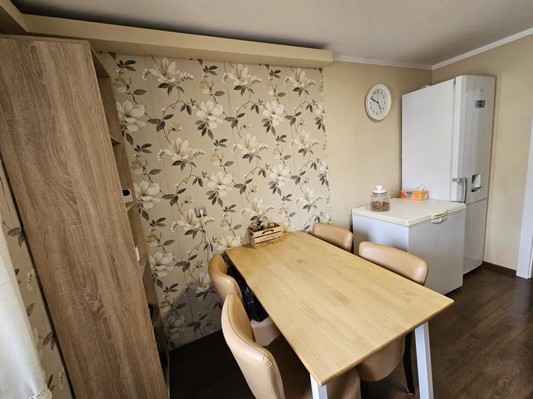 Apartament cu 3 camere decomandat, mobilat în Lipovei