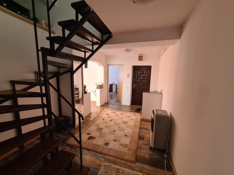 Apartament cu 4 camere decomandat, mobilat în Sărari