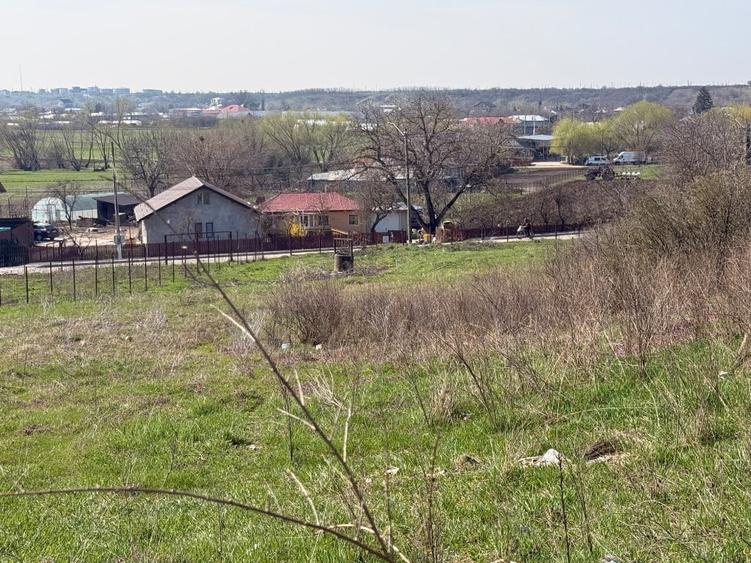 Teren de 3270 mp, în Roata Mică