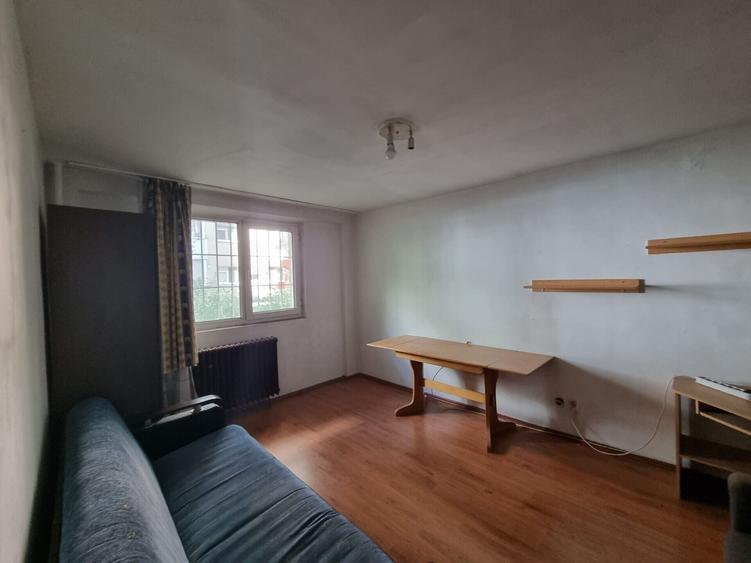 Apartament cu 2 camere decomandat, mobilat în P-ța Victoriei