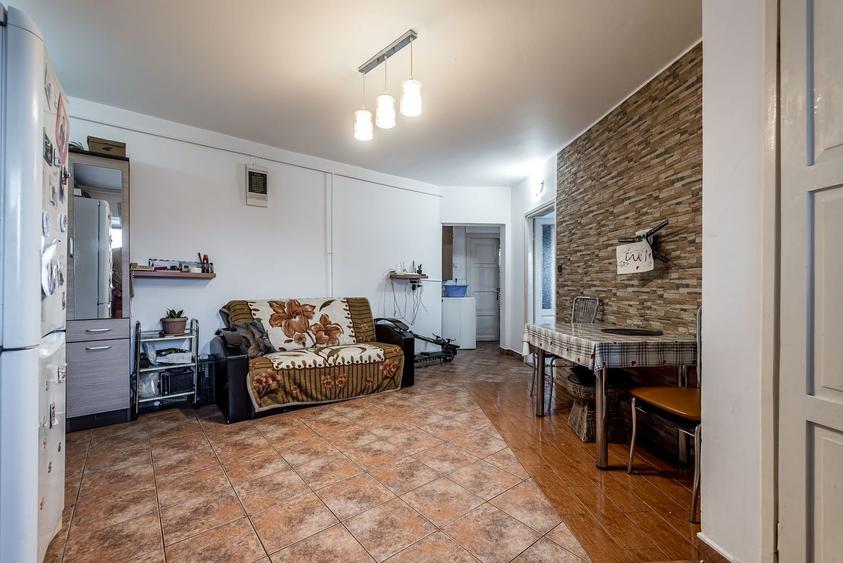 Apartament cu 3 camere semidecomandat în Alfa