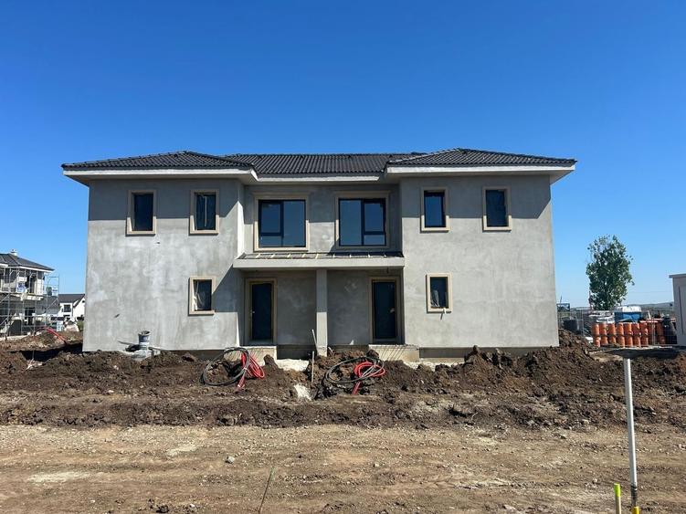 Duplex cu 5 camere cu Canalizare în Șura Mică
