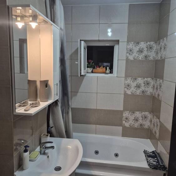 Apartament cu 3 camere decomandat în Astra