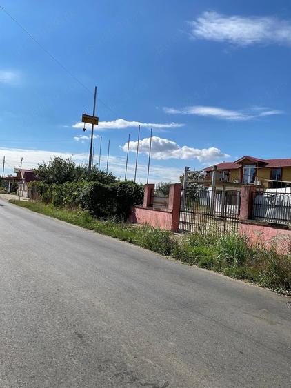 Casă cu 5 camere cu Teren 6700 Mp în Sintești