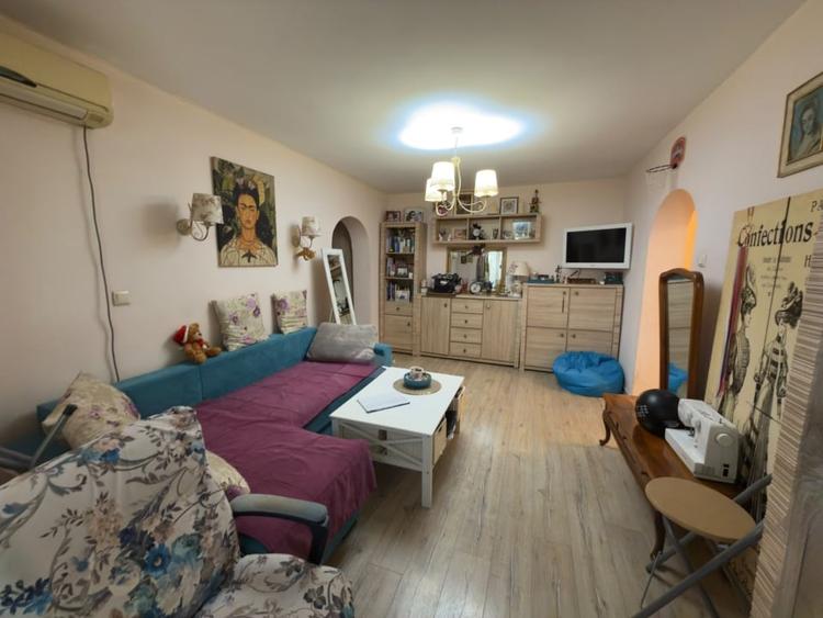 Apartament cu 3 camere semidecomandat, mobilat în Nord