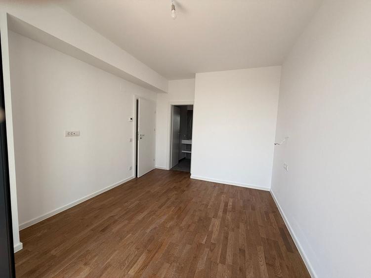 Apartament cu 3 camere semidecomandat în Băneasa