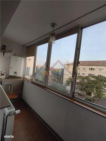 Apartament cu 3 camere semidecomandat în Cetății