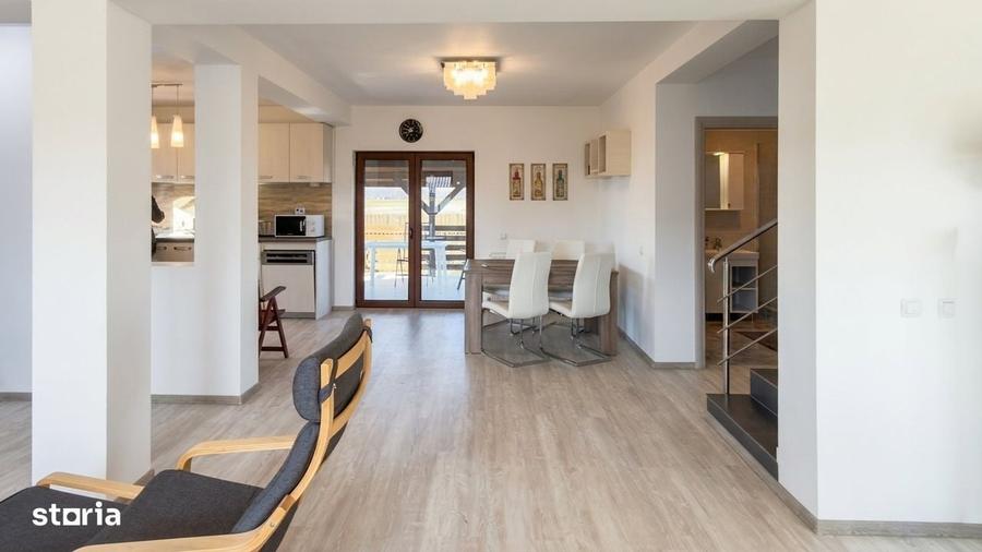 Casă cu 4 camere în Săbăreni