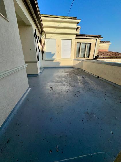 Penthouse cu 5 camere semidecomandat în Armeneasca