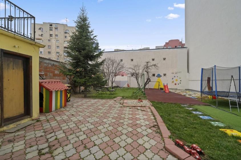 Casă individuală cu 8 camere cu Teren 300 Mp în 13 Septembrie