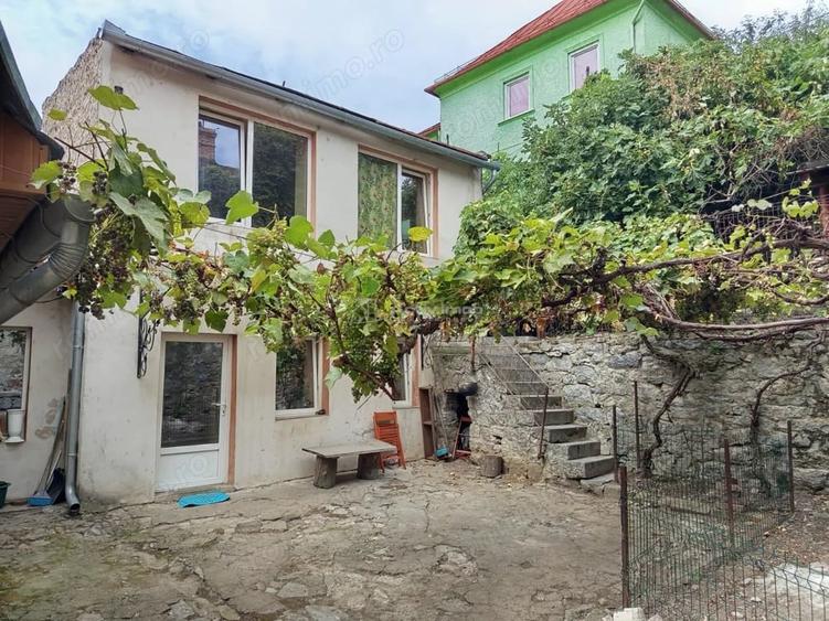 Casă cu Teren 243 Mp în Vest