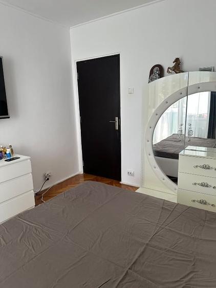Apartament cu 3 camere semidecomandat, mobilat în Titan