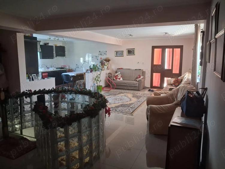 Casă cu 8 camere cu Teren 1000 Mp în Central