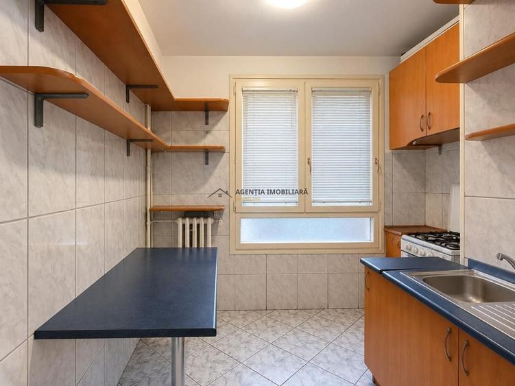 Apartament cu 3 camere semidecomandat în Floreasca