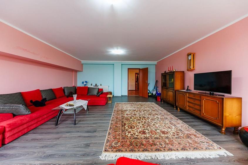 Casă individuală cu 22 camere cu Canalizare în Ghiroda