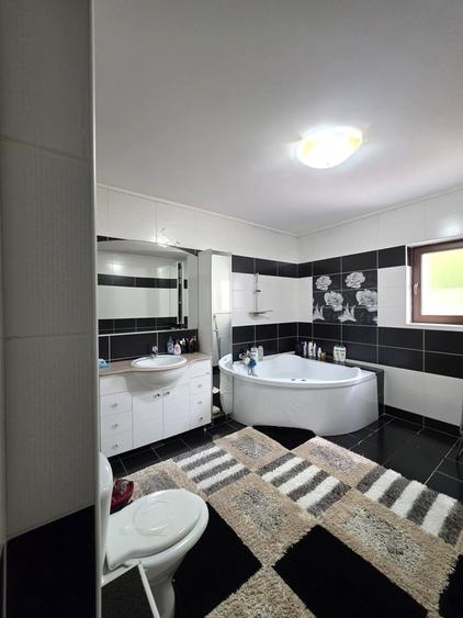 Casă cu 6 camere cu Teren 235 Mp în Rahova