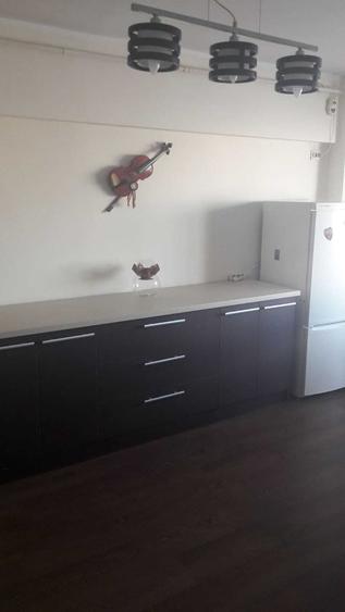 Apartament cu 3 camere decomandat în Exterior Vest