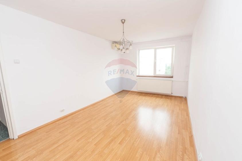 Apartament cu 3 camere decomandat în Crângași