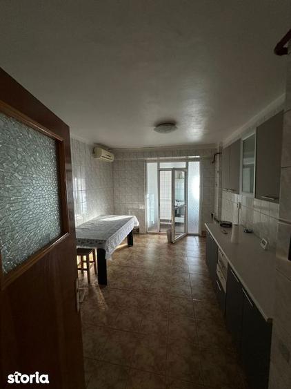 Apartament cu 3 camere în Craiovița Nouă