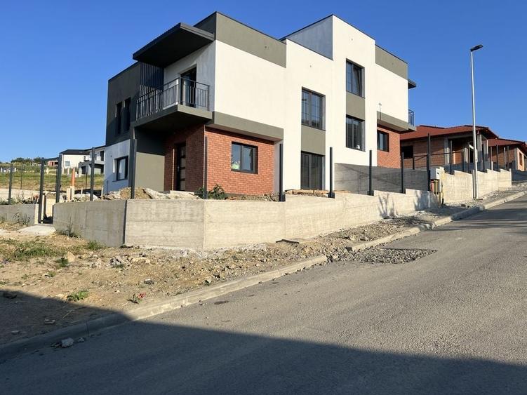 Casă cu 4 camere în Exterior Vest