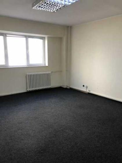 Apartament cu 3 camere semidecomandat, mobilat în P-ța Unirii