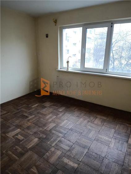 Apartament cu 3 camere semidecomandat în Micro 3