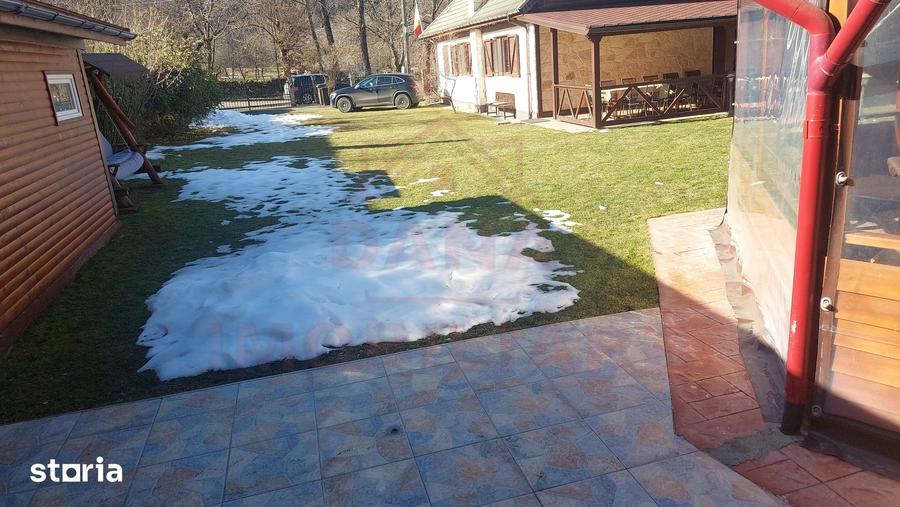 Casă cu 10 camere cu Teren 1000 Mp în Cerbăl