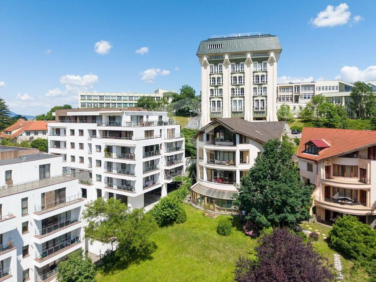 Casă individuală cu 8 camere cu Canalizare în Central