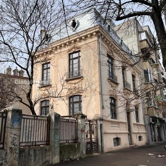 Casă cu 10 camere cu Teren 306 Mp în Victoriei