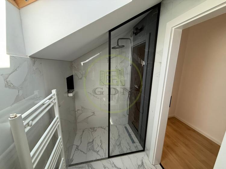 Penthouse cu 3 camere decomandat în Exterior Vest