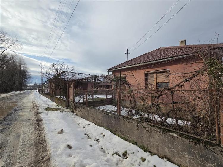 Casă cu 4 camere cu Teren 830 Mp în Valea Crișului