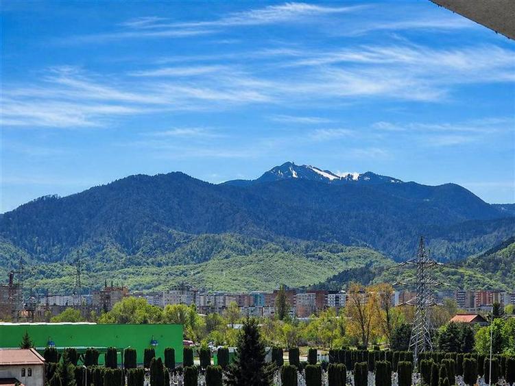 Apartament cu 2 camere semidecomandat, mobilat în Tractorul