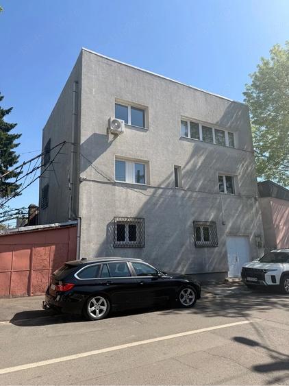 Casă cu 4 camere cu Teren 303 Mp în Giulești