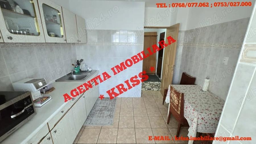 Apartament cu 3 camere decomandat în Găvana