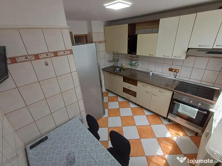 Apartament cu 3 camere decomandat în Tei