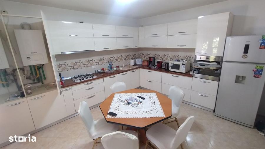 Casă cu 5 camere cu Teren 270 Mp în Adamclisi