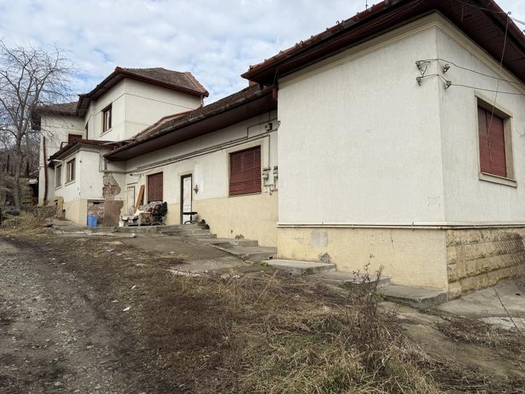 Casă individuală cu 6 camere cu Canalizare în Iris