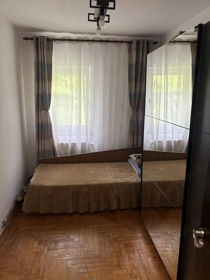 Apartament cu 3 camere decomandat în Răcădău