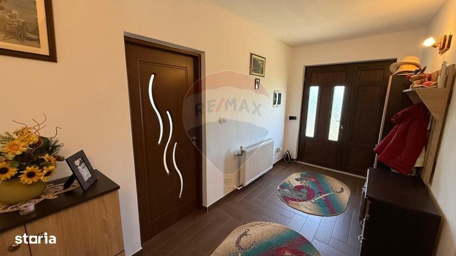 Casă cu 3 camere în Mărăști