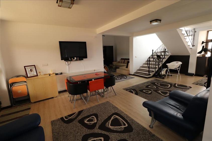 Casă individuală cu 5 camere cu Teren 2795 Mp în Budești