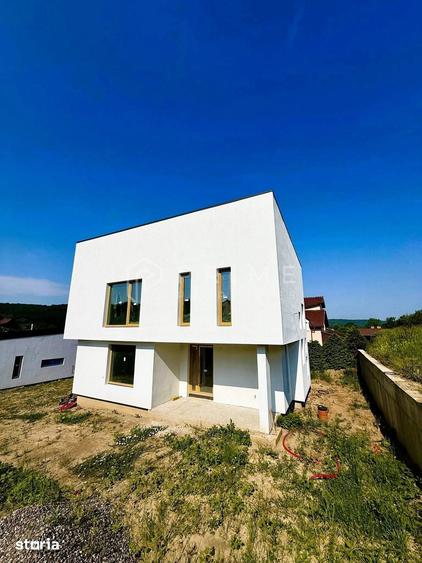 Casă cu 4 camere cu Teren 500 Mp în Corunca
