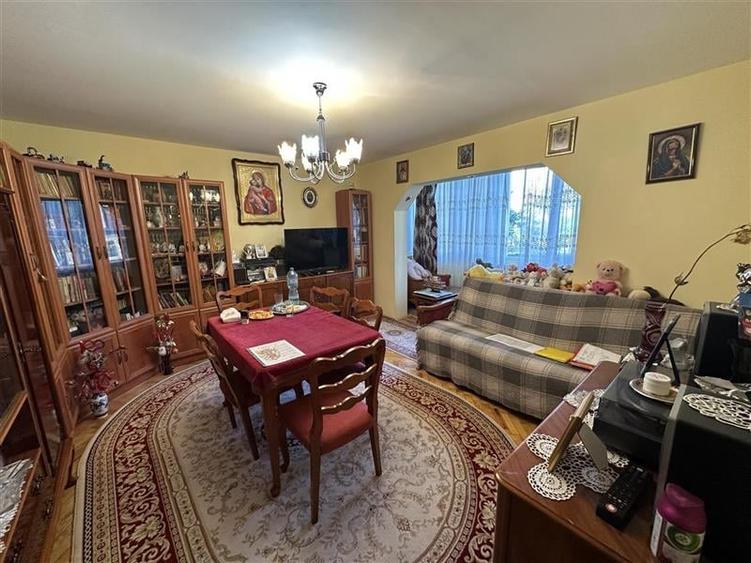 Apartament cu 3 camere decomandat, mobilat în Aradului