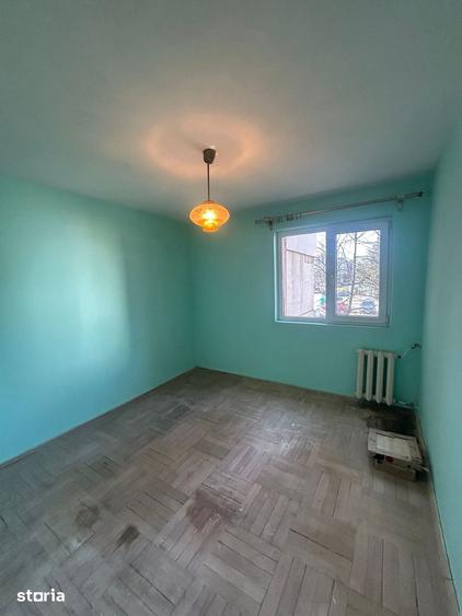 Apartament cu 4 camere semidecomandat în Sud