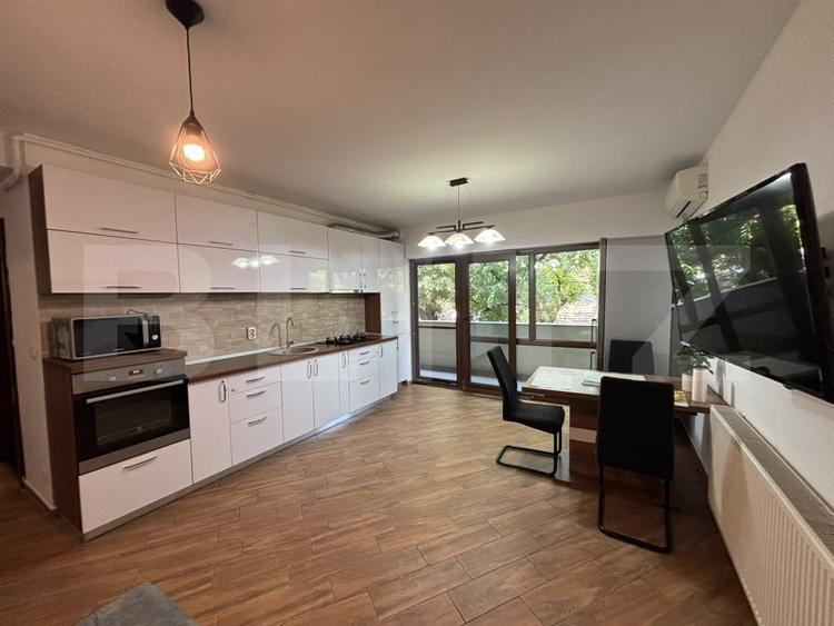 Apartament cu 3 camere decomandat, mobilat în Central