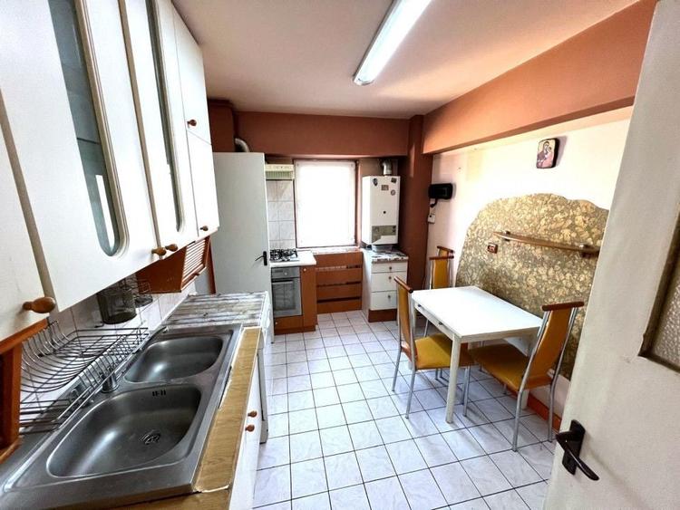 Apartament cu 4 camere decomandat, mobilat în Central