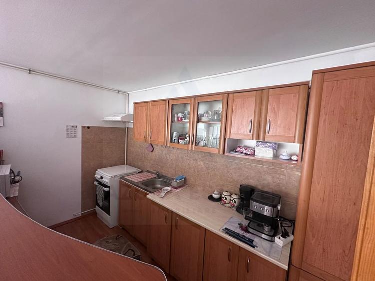 Apartament cu 3 camere decomandat, mobilat în Central